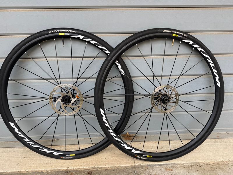 Used Mavic Aksium Elite UST Disc bike — image 1 of 9