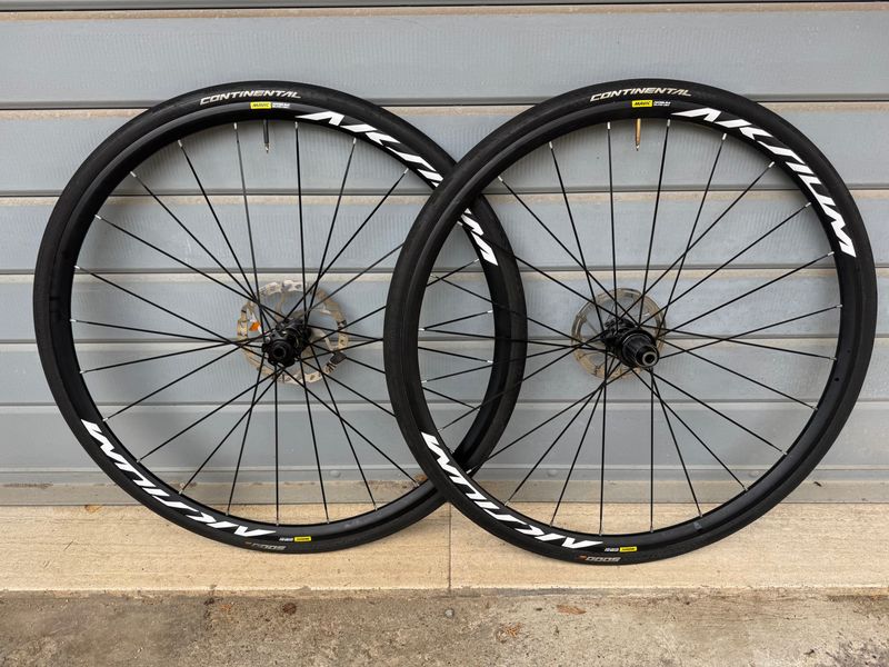 Used Mavic Aksium Elite UST Disc bike — image 2 of 9