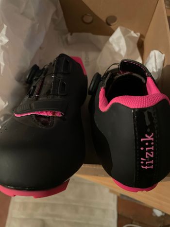 Used Fizik Tempo Overcurve R5 Size 41 EU Black/Pink Fluo bike — image 3 of 5