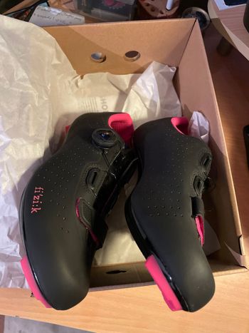 Used Fizik Tempo Overcurve R5 Size 41 EU Black/Pink Fluo bike — image 5 of 5
