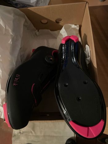 Used Fizik Tempo Overcurve R5 Size 41 EU Black/Pink Fluo bike — image 4 of 5