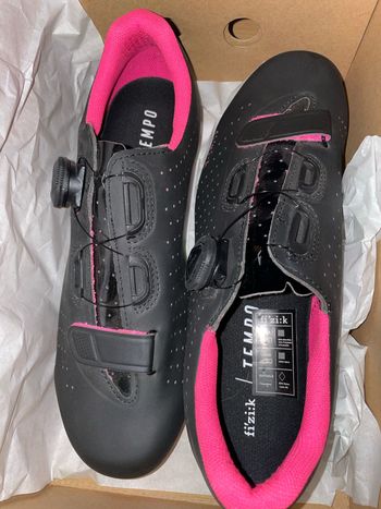 Used Fizik Tempo Overcurve R5 Size 41 EU Black/Pink Fluo bike — image 2 of 5
