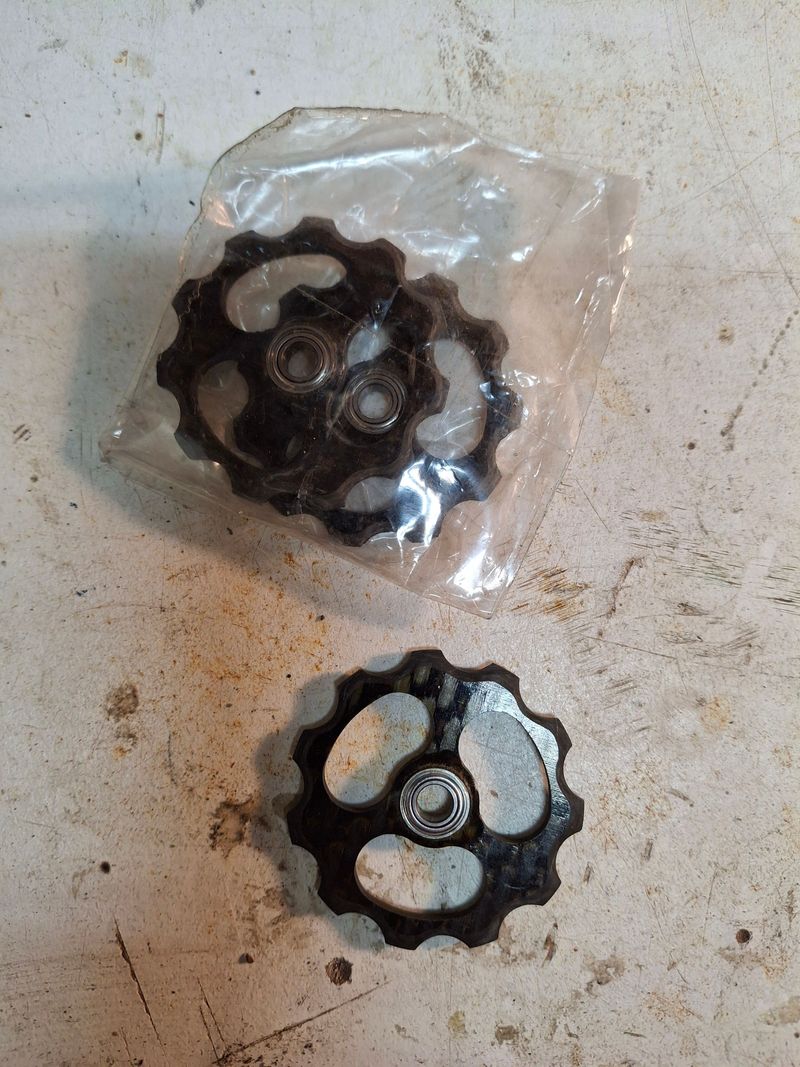 Used Shimano Carbon Fiber Full Bearing Rear Derailleur Pulleys Drivetrain & Pedals