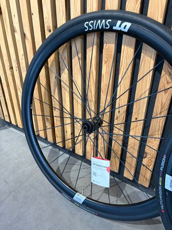 Used Dt Swiss A1800 Spline 30 Disc Brake Wheelset 2026 bike — image 4 of 5