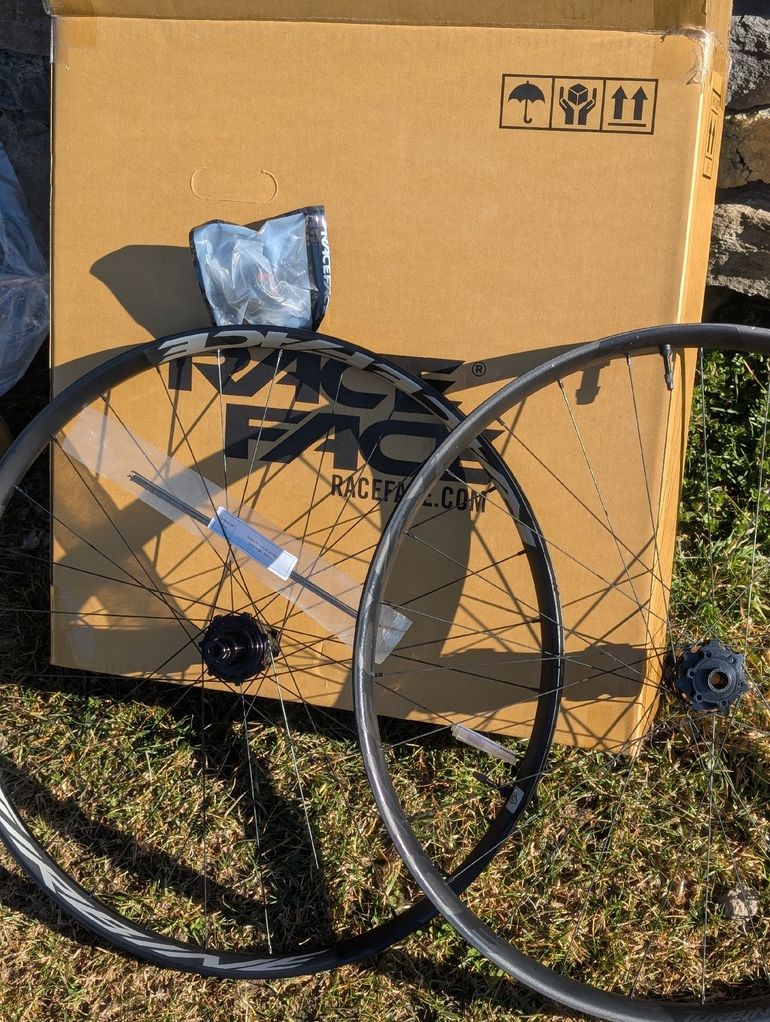 Used Race Face Vault Turbine 29 Complete Wheelset 2025 bike — image 5 of 5