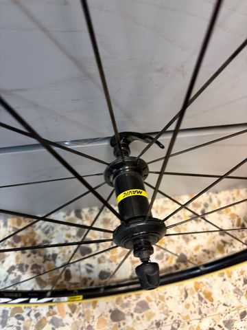 Used Mavic Aksium Front Wheel 2018 bike — image 3 of 4