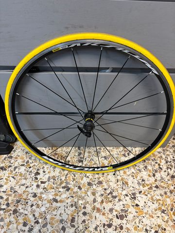 Used Mavic Aksium Front Wheel 2018 bike — image 2 of 4