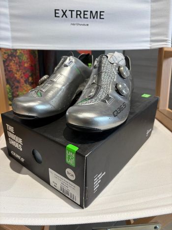 Used Q36.5 Unique Road Shoes Silver 2024 bike — image 3 of 4