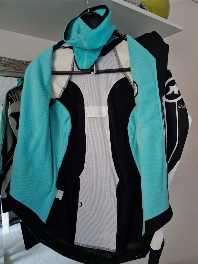 Used Assos iJ.pompaDour S7 Jacket 2022 bike — image 4 of 17