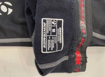 Used Bontrager Thermal Cycling Arm Warmer Size Medium bike — image 2 of 2