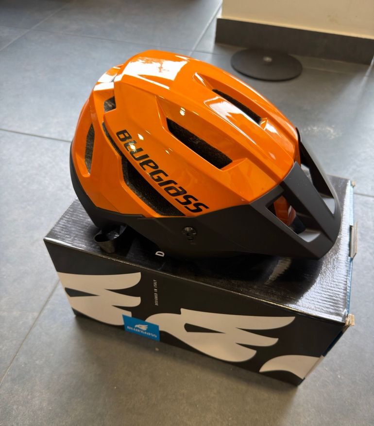 Used Bluegrass Helmet Rogue Tamanho L 58/61 bike — image 1 of 3