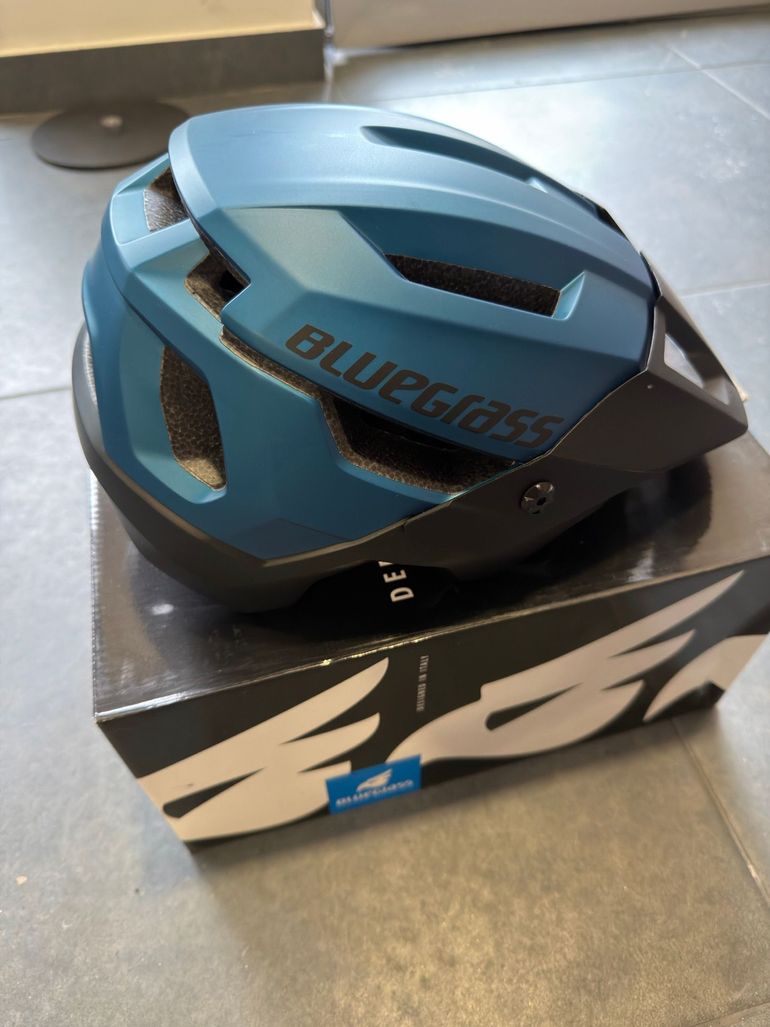 Used Bluegrass Helmet Rogue Tamanho L 58/61 bike — image 2 of 3