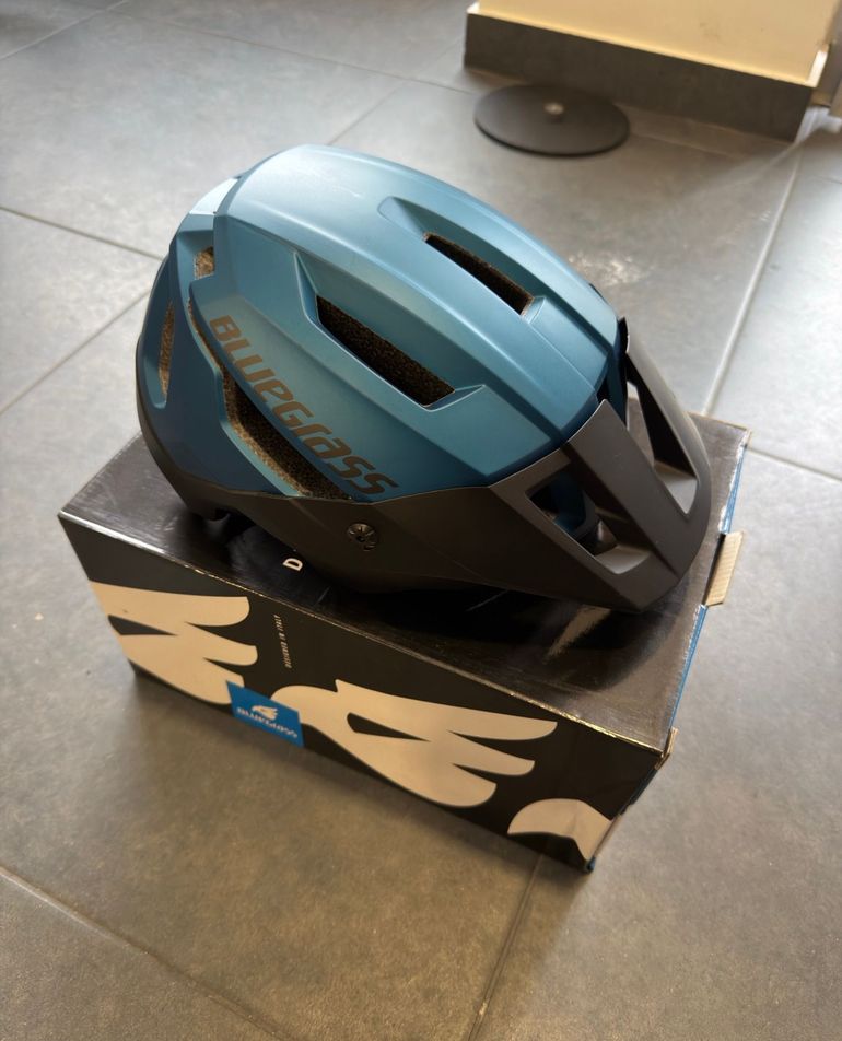 Used Bluegrass Helmet Rogue Tamanho L 58/61 bike — image 1 of 3