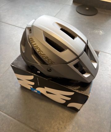 Used Bluegrass Helmet Rogue Tamanho M 56/58 Cycling Accessories