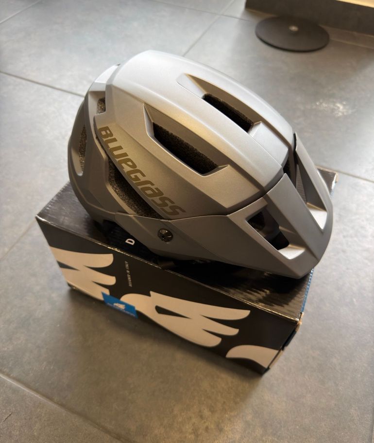 Used Bluegrass Helmet Rogue Tamanho M 56/58 bike — image 1 of 3