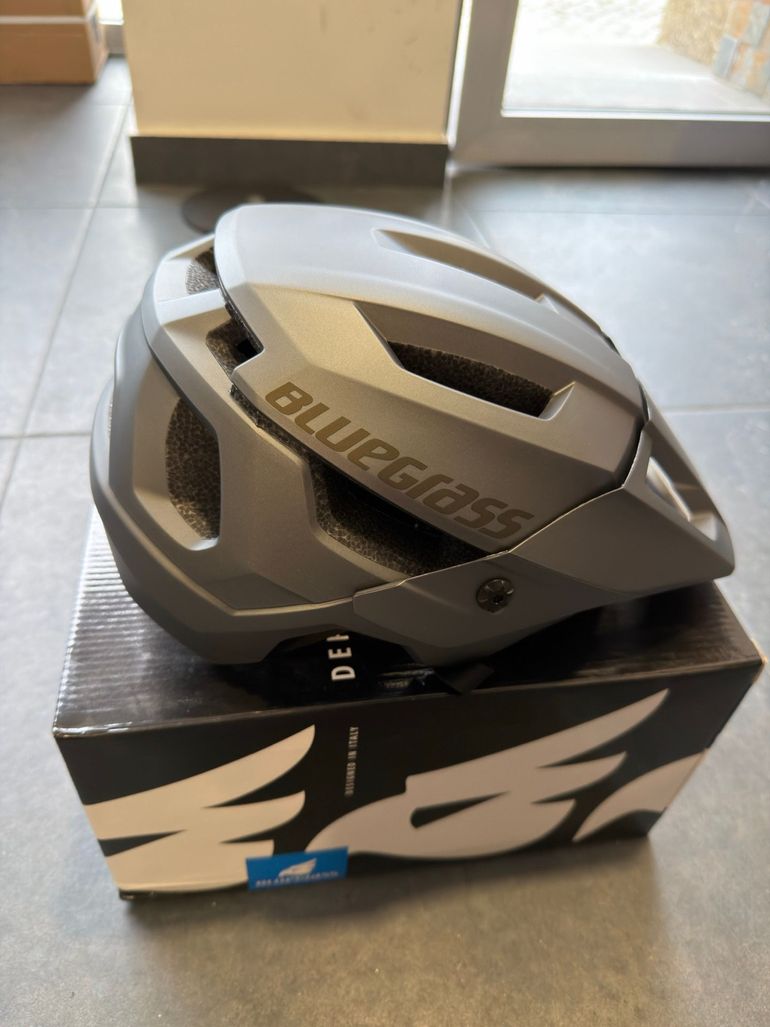 Used Bluegrass Helmet Rogue Tamanho M 56/58 bike — image 2 of 3