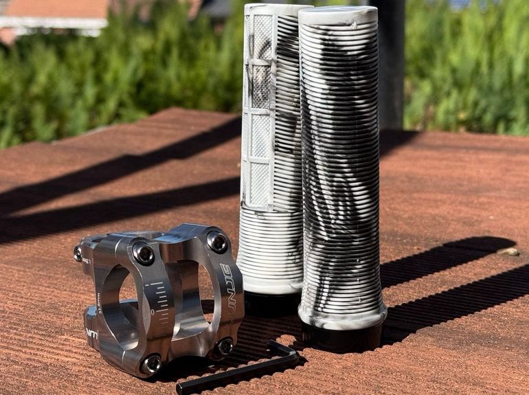 Used LUNJE Full MTB cockpit Handlebar Stem Grips 2026 bike — image 4 of 7