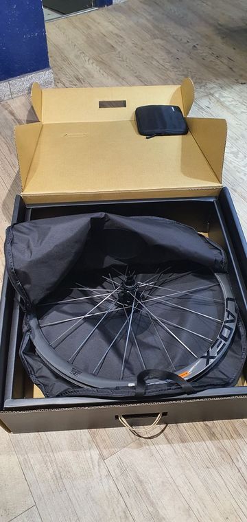 Gebrauchtes Giant Rear Wheel Carbon Rim 36mm Tubeless 2025 Wheels