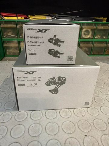 Shimano Deore XT Di2. 11v. RD-M8150-11-SGS 11s Drivetrain & Pedals usato
