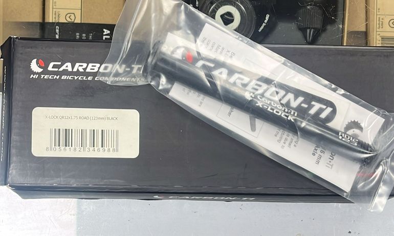Used Carbon-Ti EJE PASANTE DELANTERO 123MM 12x1.75 bike — image 1 of 2