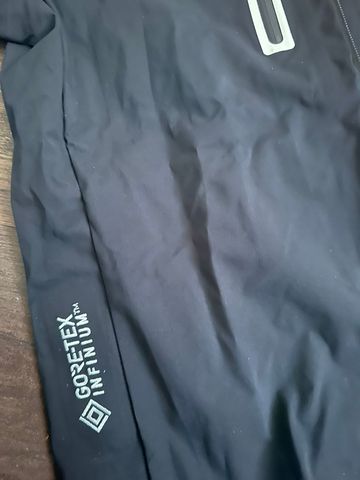 Used Rapha Men's Classic Gore-Tex Winter Jacket 2024 bike — image 3 of 5
