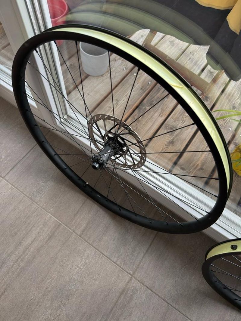 Sunringle Mullet 329/327 Expert, Shimano 12x 2026 Wheels usato