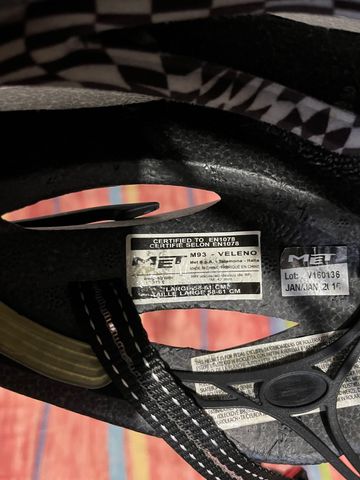 Tweedehands MET Veleno Helmet bike — afbeelding 6 van 6