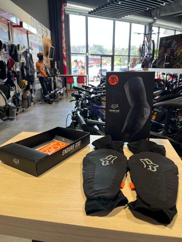 Fox ENDURO Elbow Guard 2024 bike usato — immagine 2 di 3