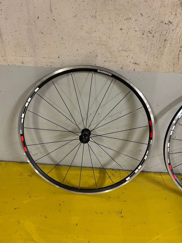 Used Shimano WH-R501 Wheelset bike — image 2 of 7