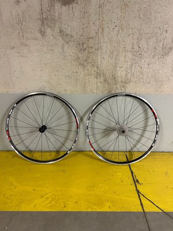 Used Shimano WH-R501 Wheelset bike — image 1 of 7