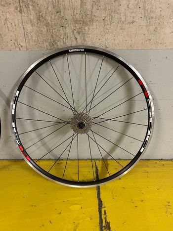 Used Shimano WH-R501 Wheelset bike — image 3 of 7