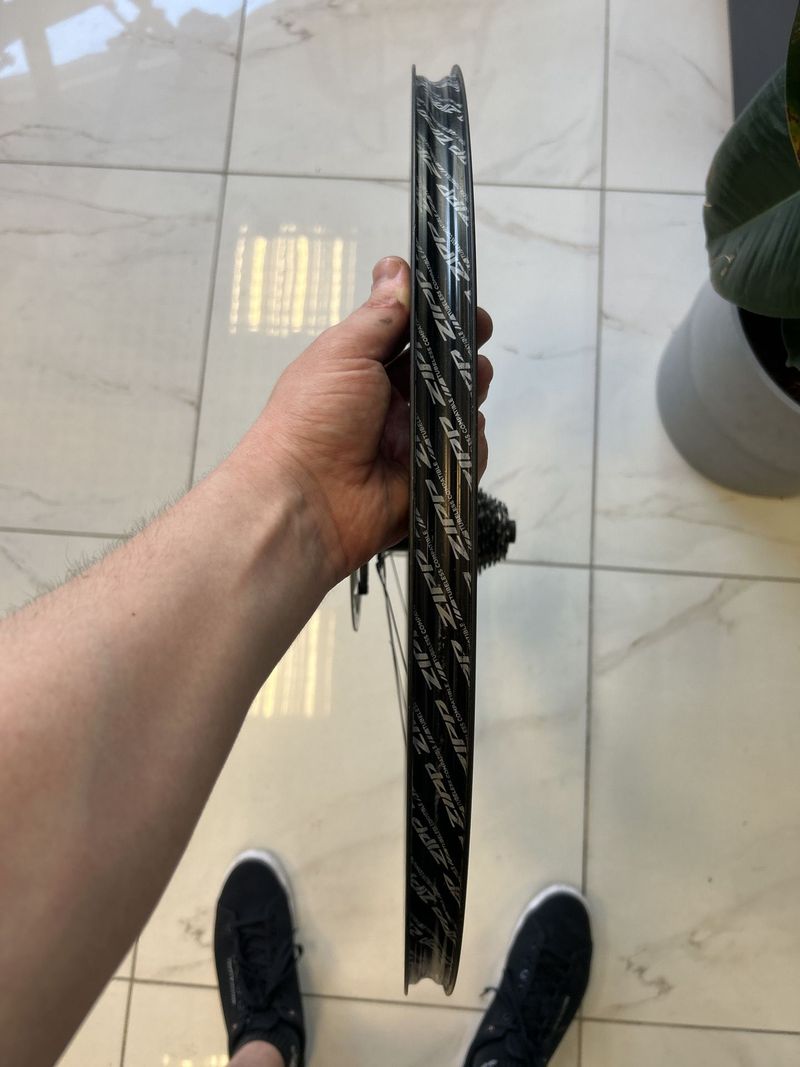 Tweedehands Zipp 404 Firecrest Disc 2024 bike — afbeelding 5 van 7