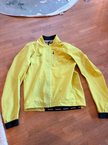 Pas Normal Studios, PNS Regenjacke