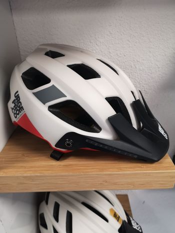 Used urge Casque ALLTRAIL Blanc/ Rouge Taille S/M et L/XL bike — image 1 of 2