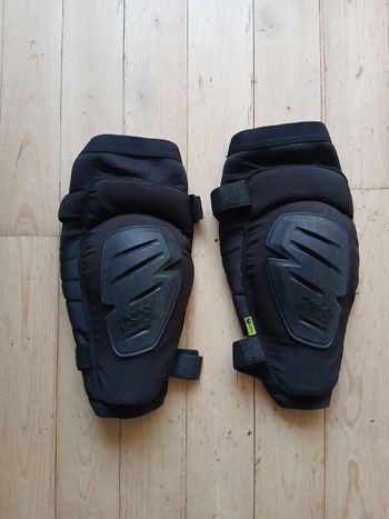 Used Ixs Carve Race XL Knee Pads bike — image 1 of 3