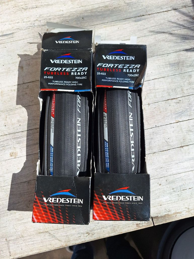 Used VREDESTEIN Paires de pneus route tubeless 2025 bike — image 1 of 2