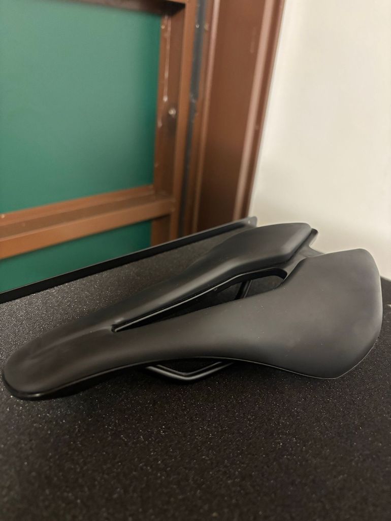 Used Pinarello Linx Ultra Manganese Saddle 2025 bike — image 1 of 5