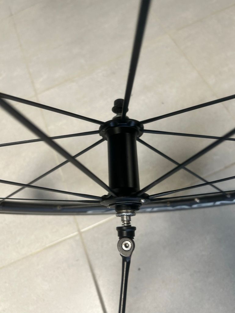 Used Campagnolo paire de roue bike — image 9 of 10