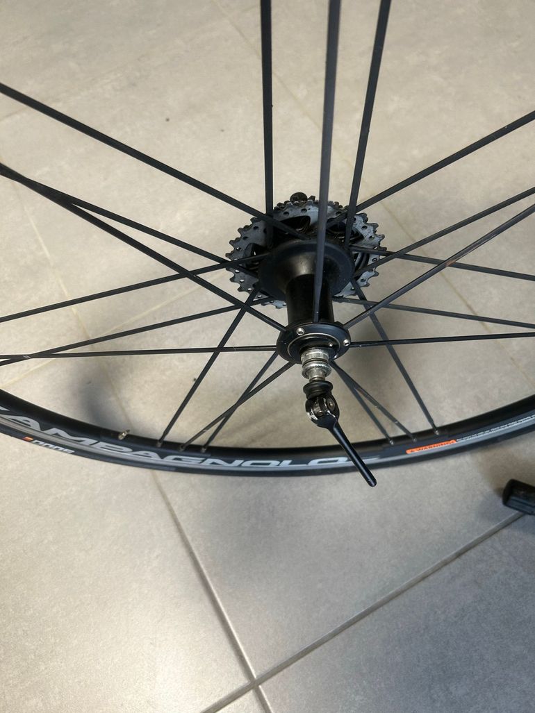 Used Campagnolo paire de roue bike — image 3 of 10