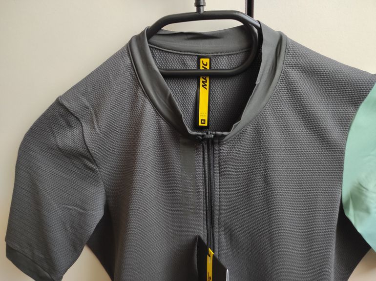 Used Mavic Essential Short Sleeves Women's Cycle Jersey Size XS Carbon/Mint bike — image 3 of 12