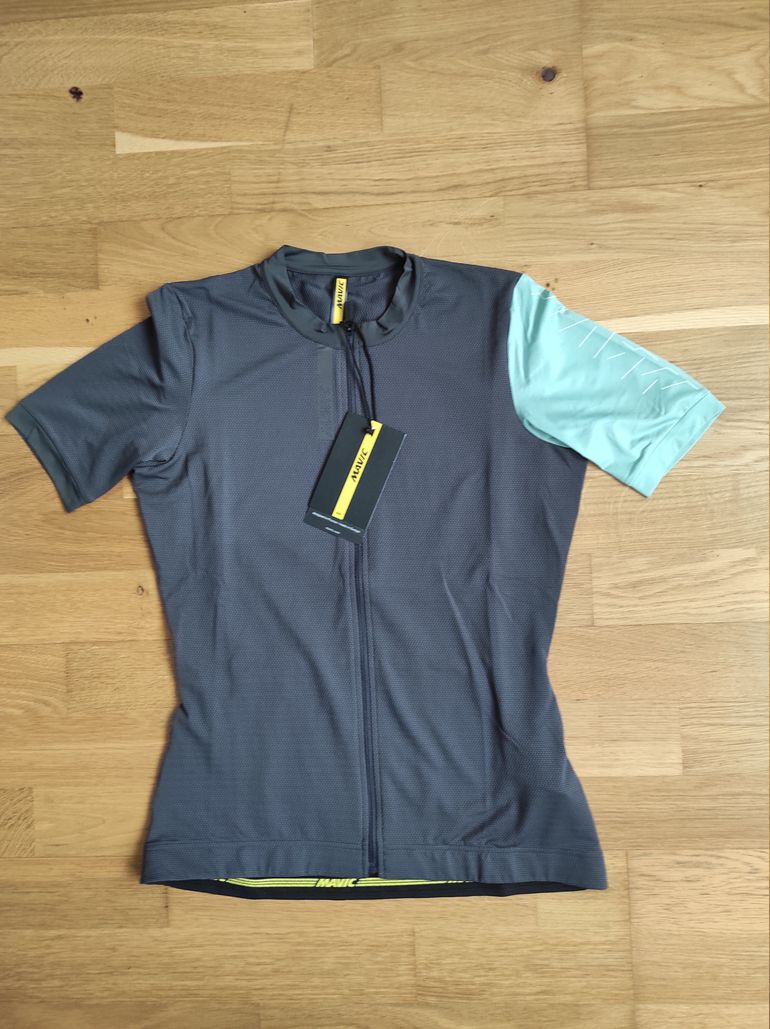 Used Mavic Essential Short Sleeves Women's Cycle Jersey Size M Carbon/Mint bike — image 3 of 9
