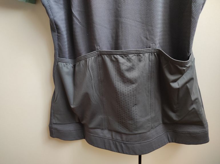 Used Mavic Essential Short Sleeves Women's Cycle Jersey Size M Carbon/Mint bike — image 5 of 9