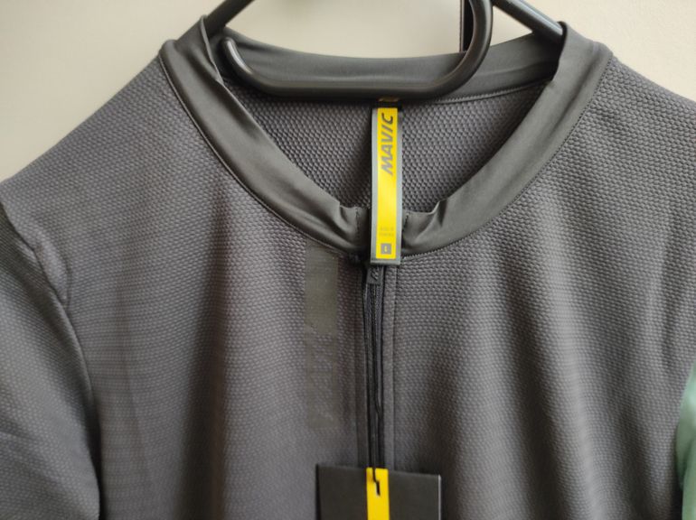 Used Mavic Essential Short Sleeves Women's Cycle Jersey Size L Carbon/Mint bike — image 2 of 9