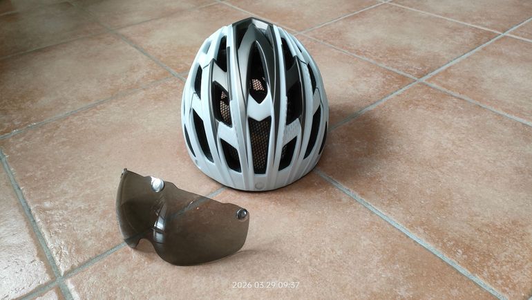 Used shinmax Casco bici Nero Bianco con visiera magnetica e retina interna 2019 bike — image 9 of 9