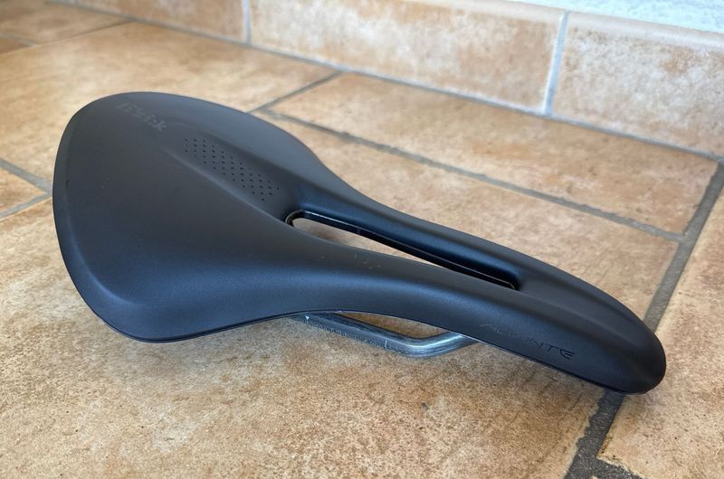 Used Fizik Aliante R1 Saddle Saddles & Seatposts