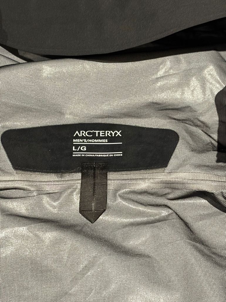 Used Arc’teryx Gore-Tex Bêta LT 2025 bike — image 5 of 9