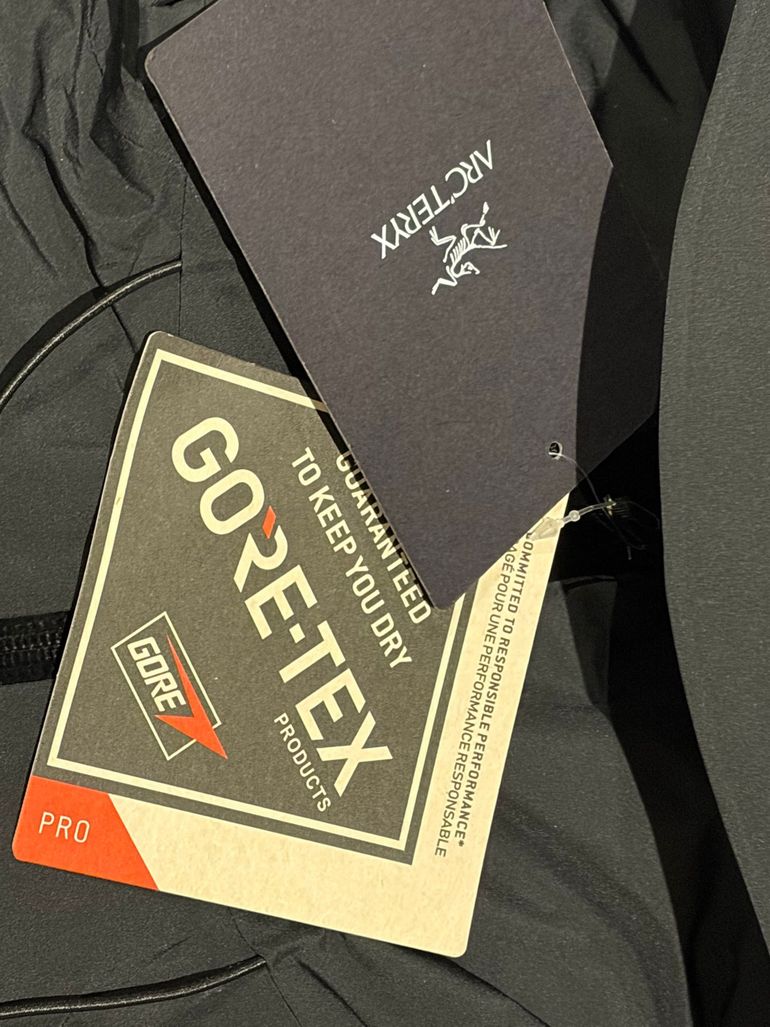 Used Arc’teryx Gore-Tex Bêta LT 2025 bike — image 3 of 9