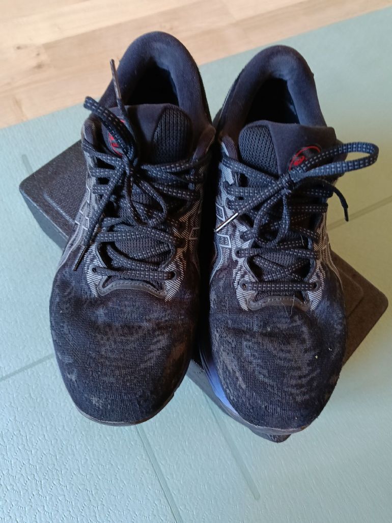 Used Asics Gel Cumulus 23 Goretex bike — image 3 of 3