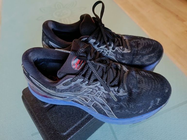 Used Asics Gel Cumulus 23 Goretex bike — image 1 of 3