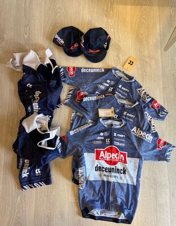 Used Alpecin Kit 3 maglie e 2 pantaloncini 2024 bike — image 1 of 2